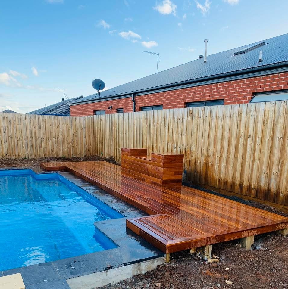 Outdoor deck wrapped around pool